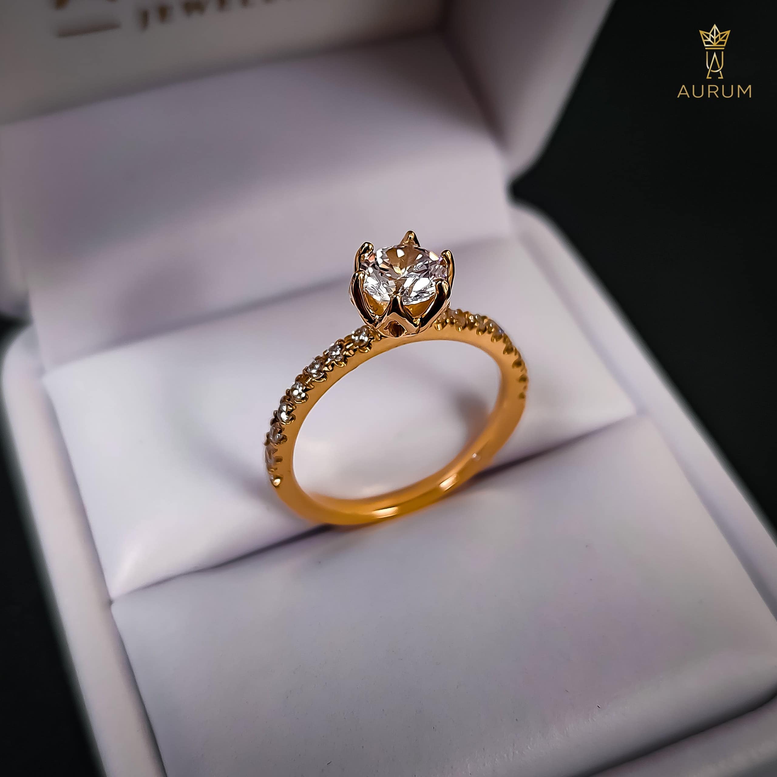 Anillo solitario con banda pavé en oro amarillo dentro de su estuche