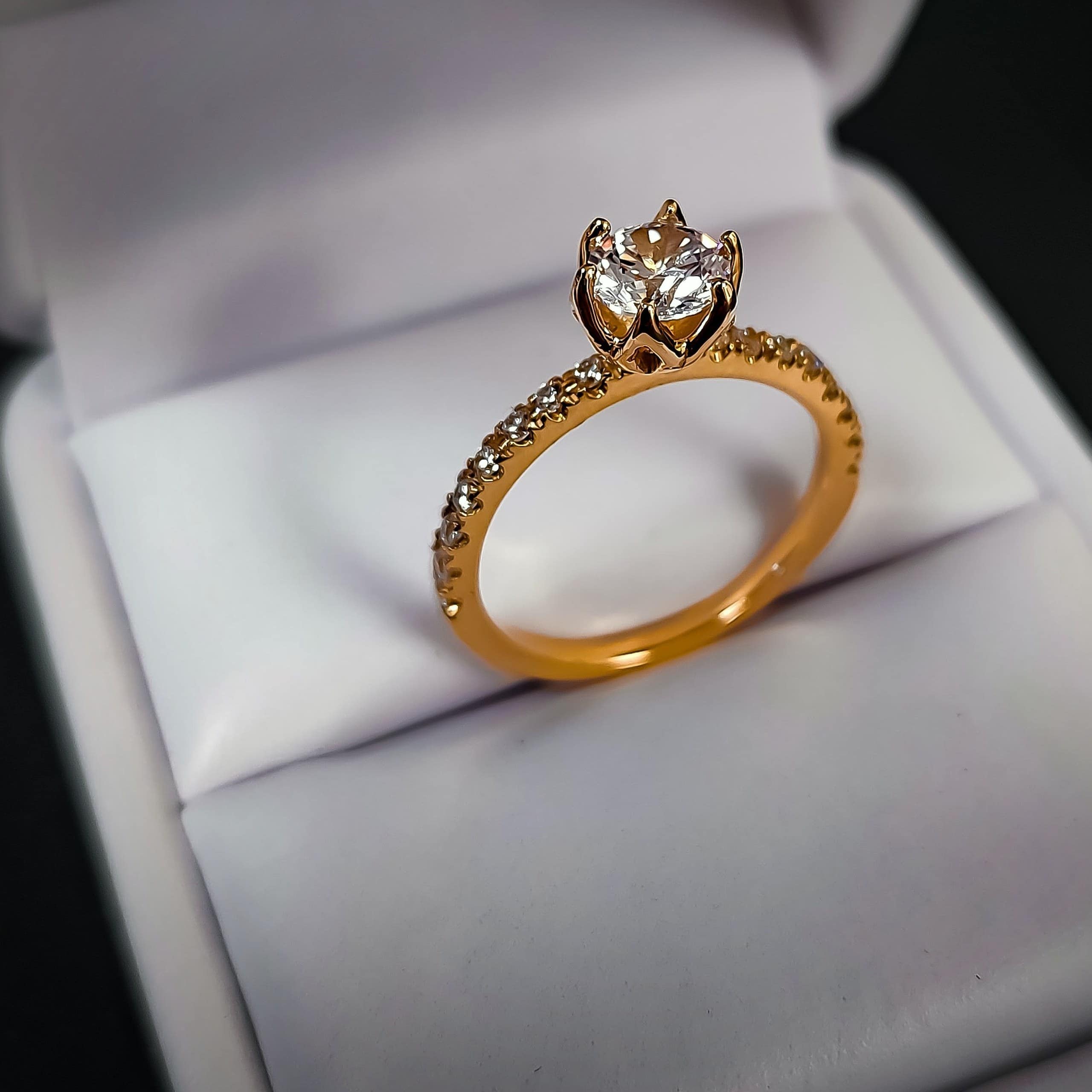 Anillo solitario con banda pavé en oro amarillo dentro de su estuche