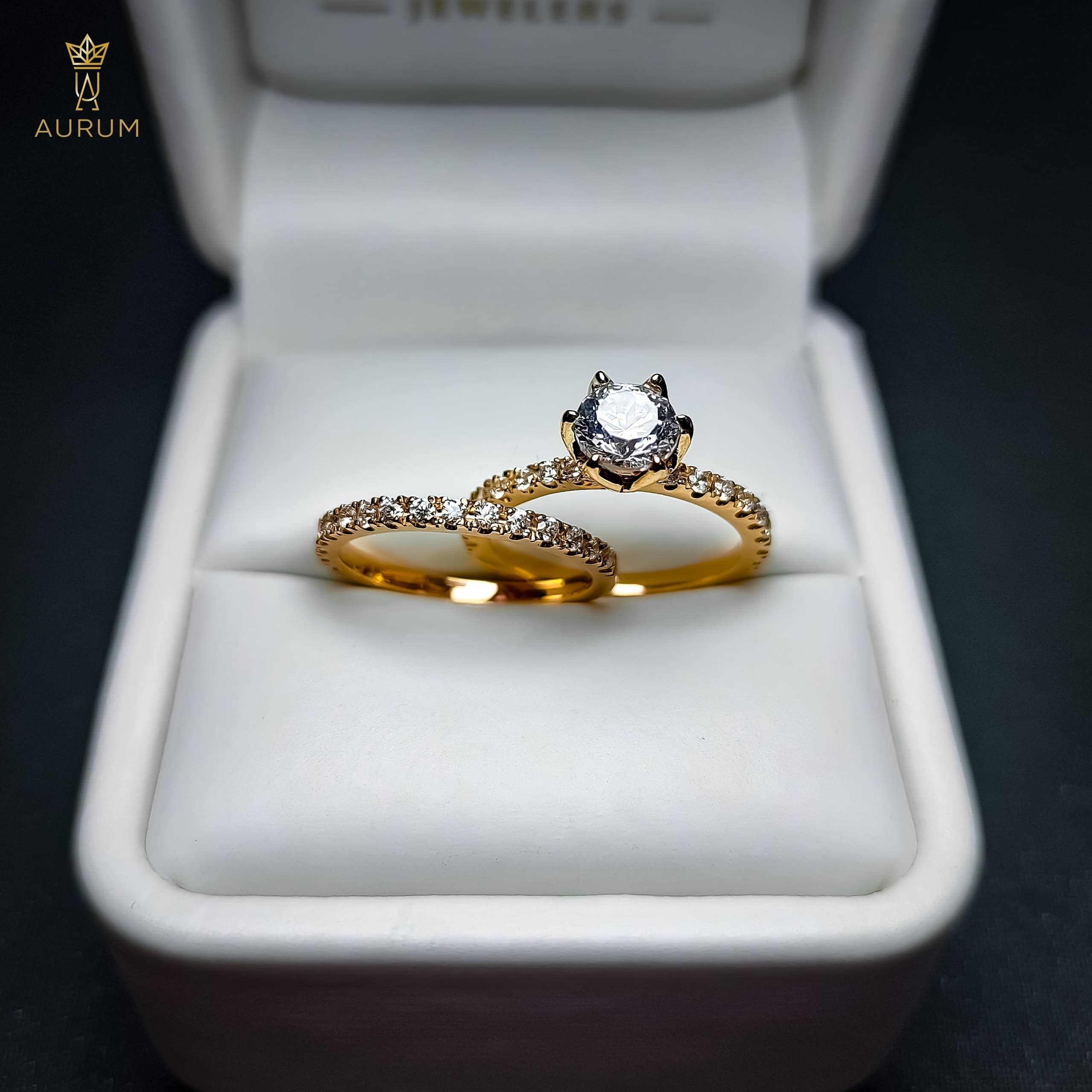 Anillo solitario y argolla pavé en oro amarillo en estuche Aurum