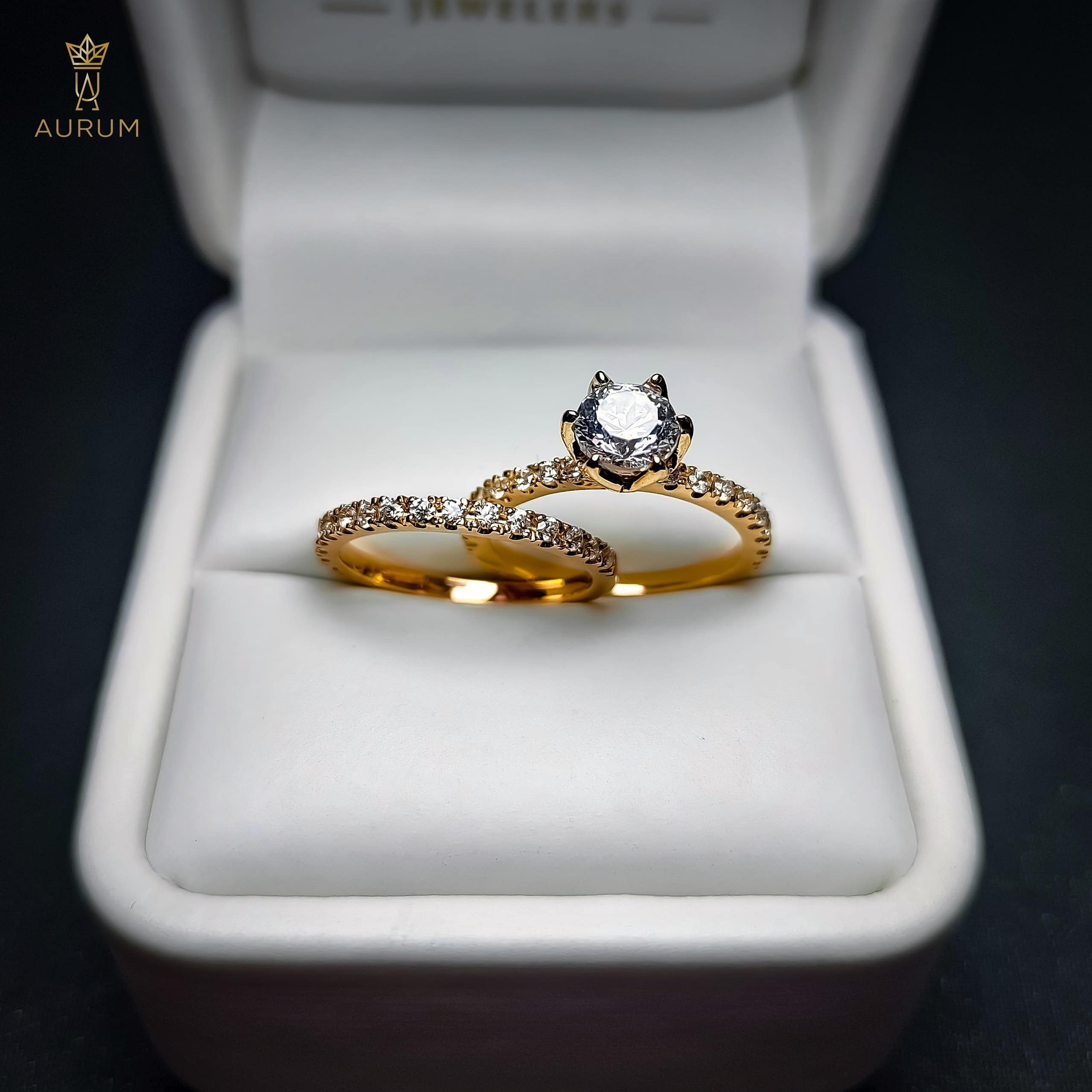 Anillo solitario y argolla pavé en oro amarillo en estuche Aurum