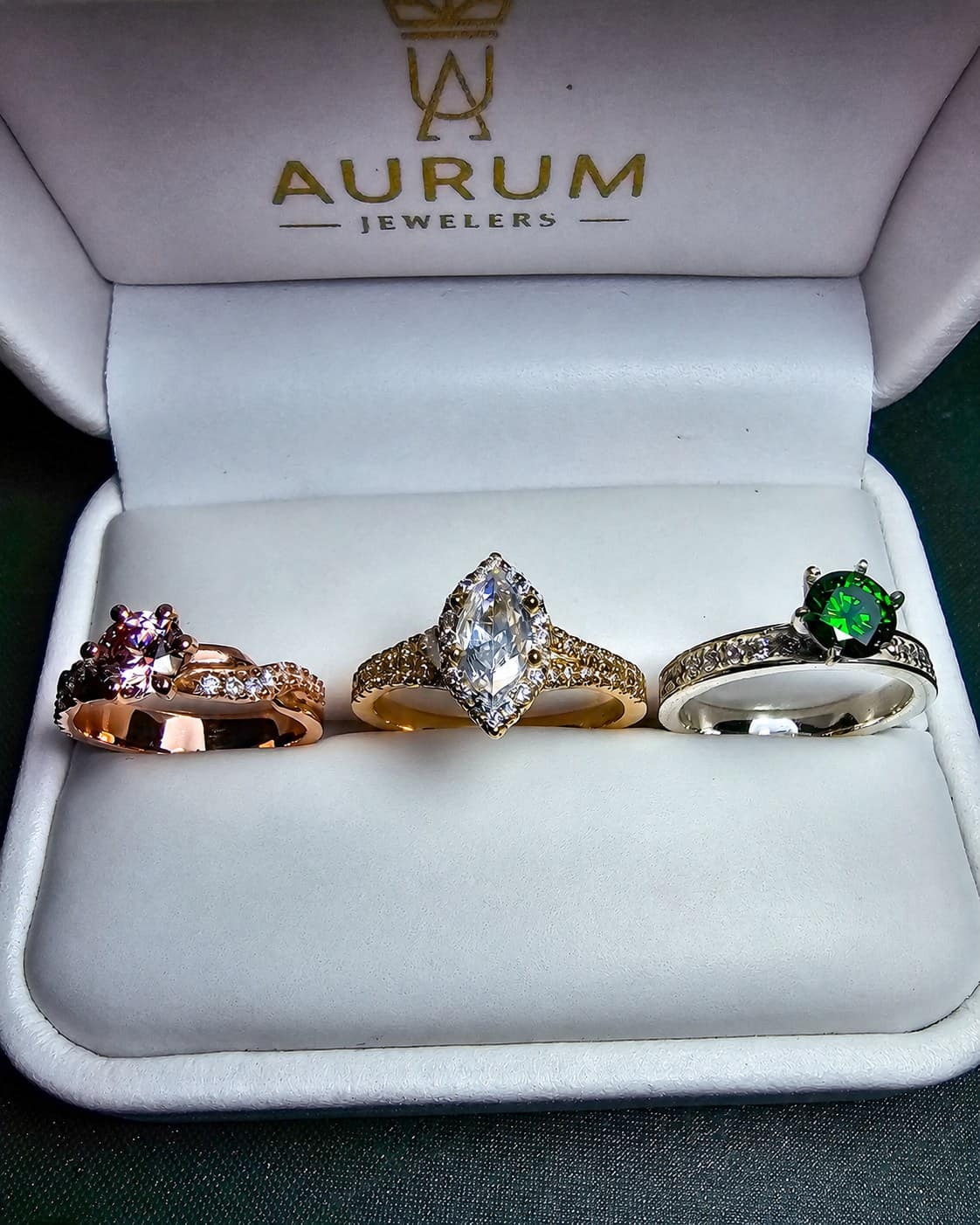 Tres anillos con piedra rosa, diamante marquise y piedra verde en distintos tonos de oro