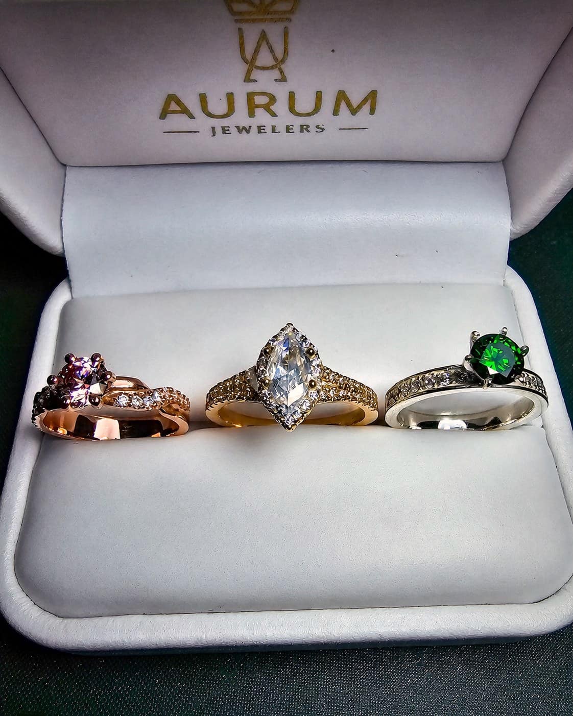 Tres anillos con piedra rosa, diamante marquise y piedra verde en distintos tonos de oro